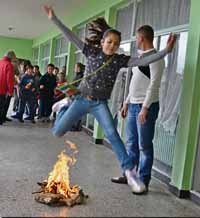 Деца прескачаха огън на Благовещение