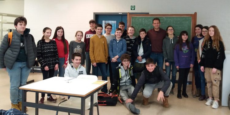 Седмокласници в Брюксел приемат своя конституция