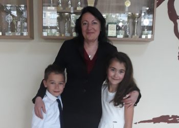 Ученици помагат на учители в новата електронна среда