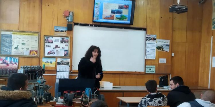 Лозето иска мотика…