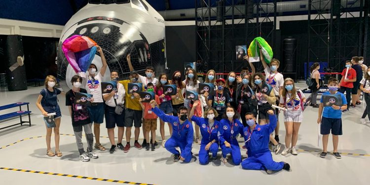 Наши ученици с медали  по космически науки