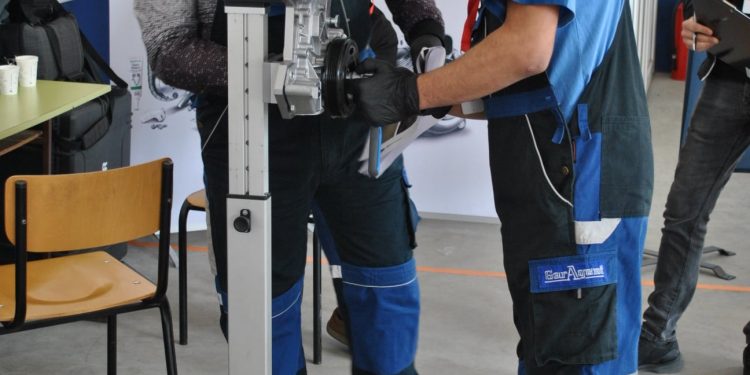 Майстори зад стенда и на волана