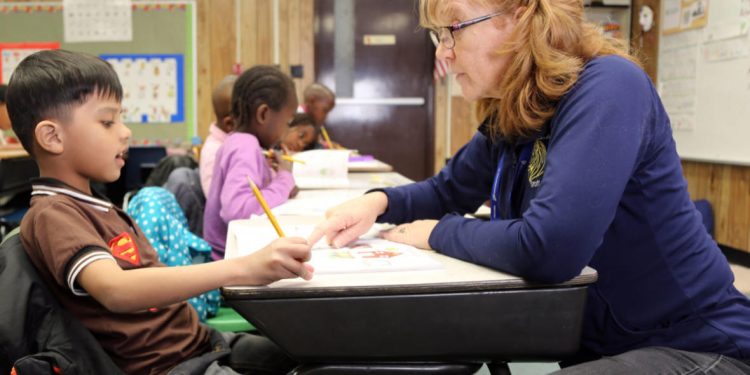 Бедността води до 6 пъти по-ниски учебни постижения