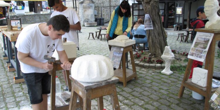 Модернизират гимназията по каменообработване