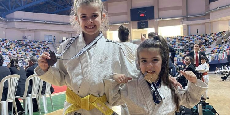 Сестрите Николови с медали от международeн турнир