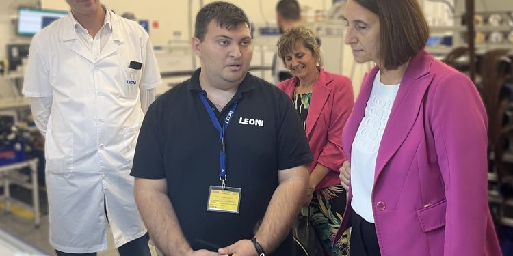 МОН продължава подкрепата за дуалното