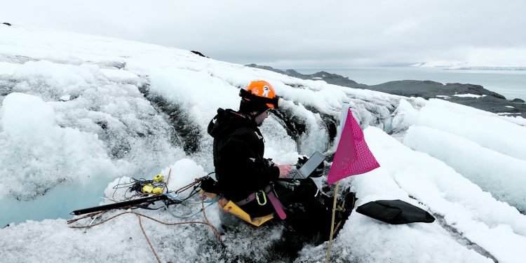 Снимка на броя: 32-рата българска антарктическа експедиция