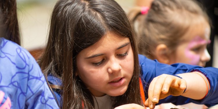 Деца работят с глина под напътствията на Камелия Савова по време на Спортен ден Самоков - 2023 , част от проекта Обединени от спорта