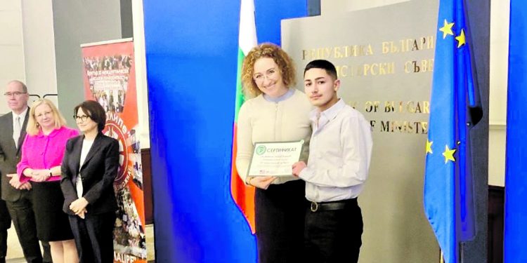 За да се чува гласът на младите: Първите училищни омбудсмани получават своите сертификати