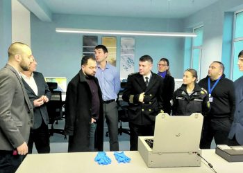 Военноморското училище с поглед към Вселената