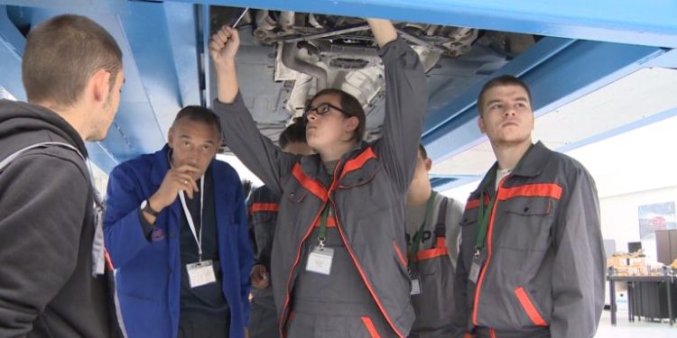 Над 10 000 прогимназисти с пробно стажуване по професия