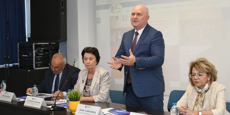 Министър Цоков свика Национално съвещание за предстоящите външни оценявания и матури