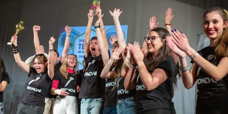 Шоуто на Всемогъщия интернет