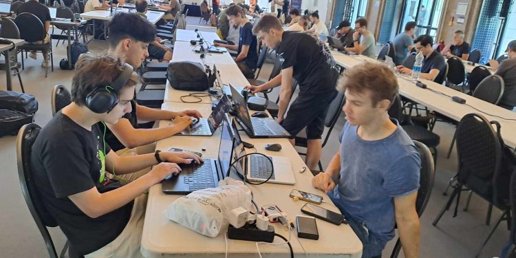 Ученици от ТУЕС с отличие от Европейския хакатон за отбранителна техника