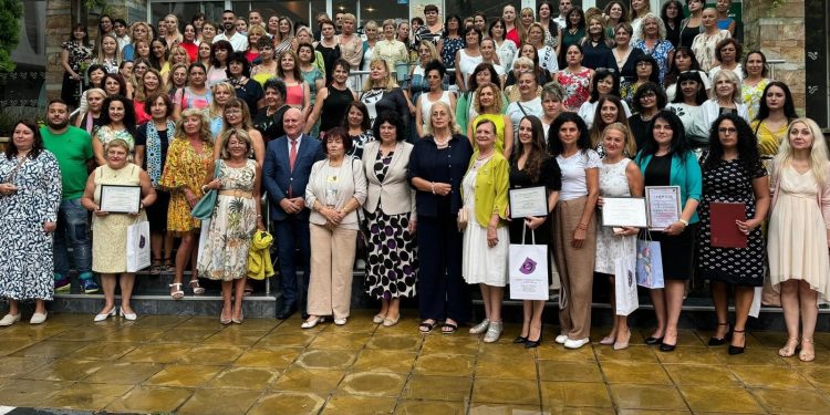 Служебният министър на образованието и науката проф. Галин Цоков награди учители новатори в прилагането на технологиите, изкуствения интелект и иновативни практики в детски градини и училища