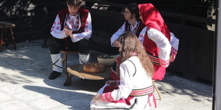 Ученици събират неиздавани автентични народни песни