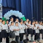 Учениците поздравиха гостите с песни