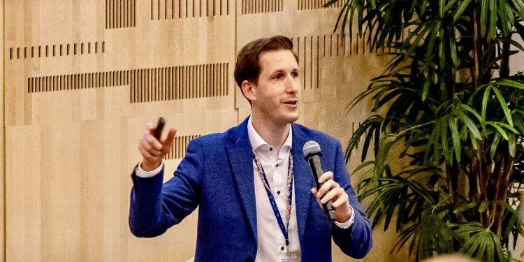 Д-р Джеф Винер, научен сътрудник в ЦЕРН: Учителят на XXI век трябва да е любопитен и да има чувство за хумор