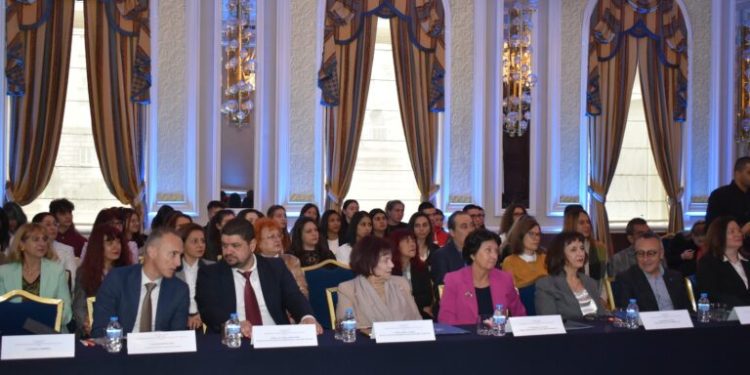 Близо 31 000 ученици са включени в занимания по изкуства по програма на МОН