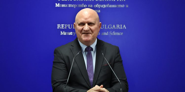 Коледен базар на уменията в МОН