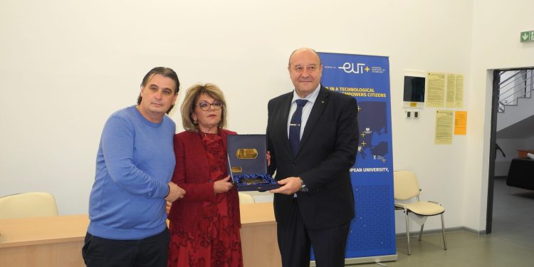 Ученици от иновативни паралелки на обучение в ТУ – София