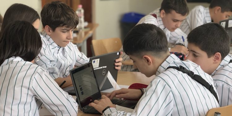 Като Второ няма второ: 2. ОУ „Христо Смирненски“ в Сандански отбелязва патронния си празник