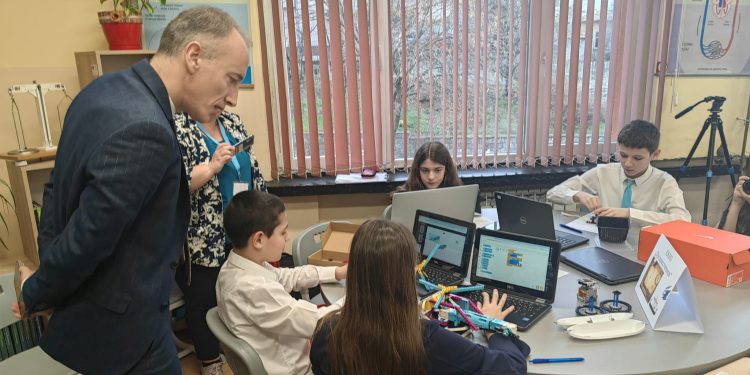 Министърът на образованието и науката Красимир Вълчев наблюдава STEM урока "Пътешествие в древния свят" с участието на петокласници в СУ "Панайот Волов" в Шумен
