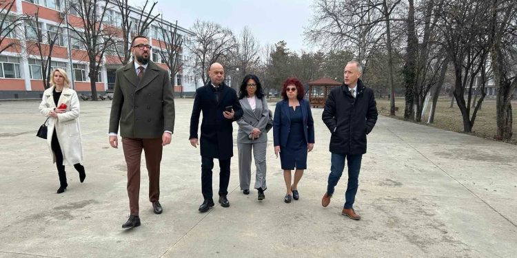 Министърът на образованието и науката Красимир Вълчев се запозна с цялостното обновление на общежитието на Езиковата гимназия "Иван Вазов" в Пловдив