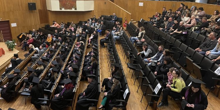 Абсолвенти в зала в университет