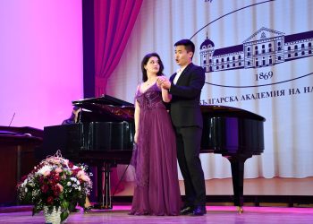 Две академии – една сцена