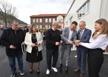 Министър Красимир Вълчев откри Център за високи постижения в ПГ „Велизар Пеев“ в Своге