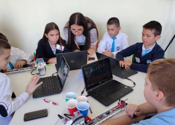 11 училища от страната обменят идеи в лаборатория за иновации