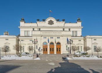 Народни представители предлагат държавата да субсидира второ висше само за приоритетни и защитени специалности