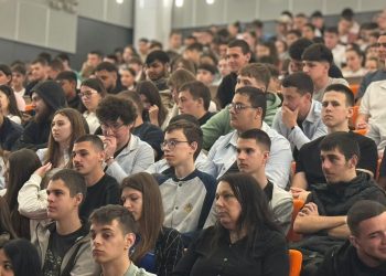 Министър Красимир Вълчев разговаря с над 750 гимназисти за вредите от наркотиците