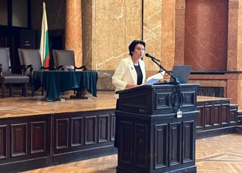 Зам.-министър Лазарова: Новият образ на учителя тръгва от университета