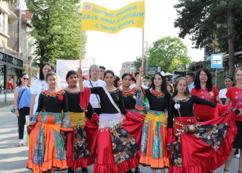 Заместник-министър Лазарова приветства участниците в ромския детски фестивал „Отворено сърце“