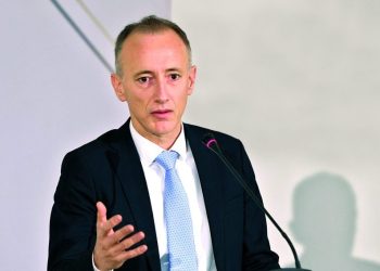 Екипът на издателство „Аз-буки“ поздравява министър Вълчев по случай юбилея