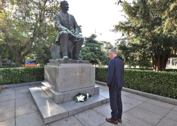 Снимка на броя: Цветя за Вазов