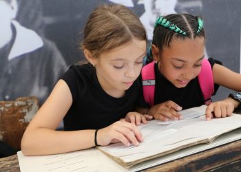 Снимка на броя: Малки творци в музея