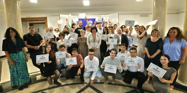 150 десетокласници учат за приложни програмисти от есента