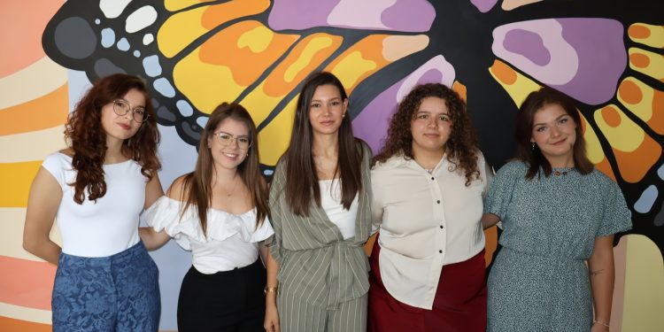 Стенопис с пеперуди, птици и безкрайна дъга посреща първокласниците в СУ „Емилиян Станев“ във Велико Търново