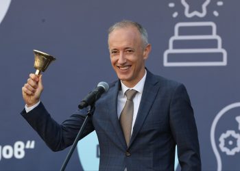 Министър Красимир Вълчев в първия учебен ден: Учителите имат нужда от подкрепата ни