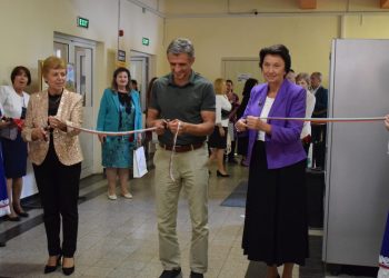 Зам.-министър Емилия Лазарова откри нов STEM център в Природо-математическата гимназия в Ботевград