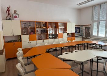 Разработват и апробират 200 нови учебни програми