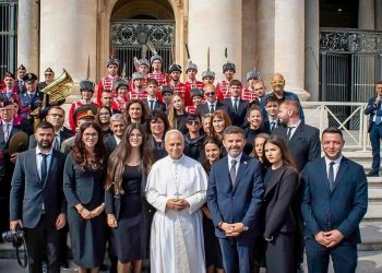 Сдружение „Младежки гвардейски отряди“ заведе по Програма „Еразъм+“ ученици и студенти на аудиенция при папа Лъв XIV