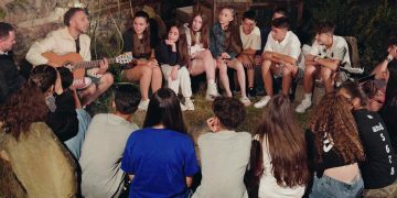 Младежи оставят телефоните и се впускат в приключение