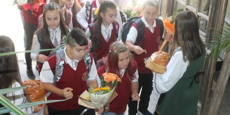 Базар за ученически униформи в сливенска гимназия