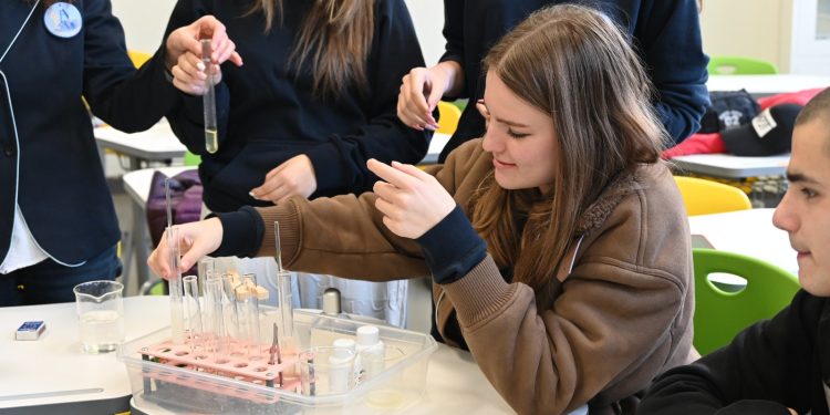 STEM център и Център за високи постижения бяха открити в ПГ по техника и строителство в Перник