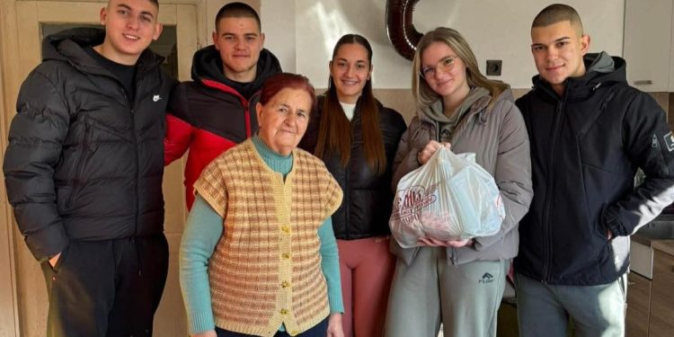 Ученици от Кюстендил раздават пакети от първа необходимост на възрастни хора