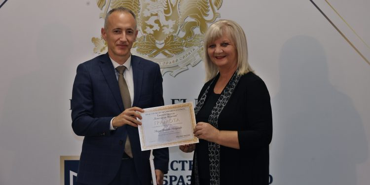 Карамфилка Патинова, носител на „Константин Величков“ за работа с ученици с изявени дарби: „Много е важна дисциплината в час!“